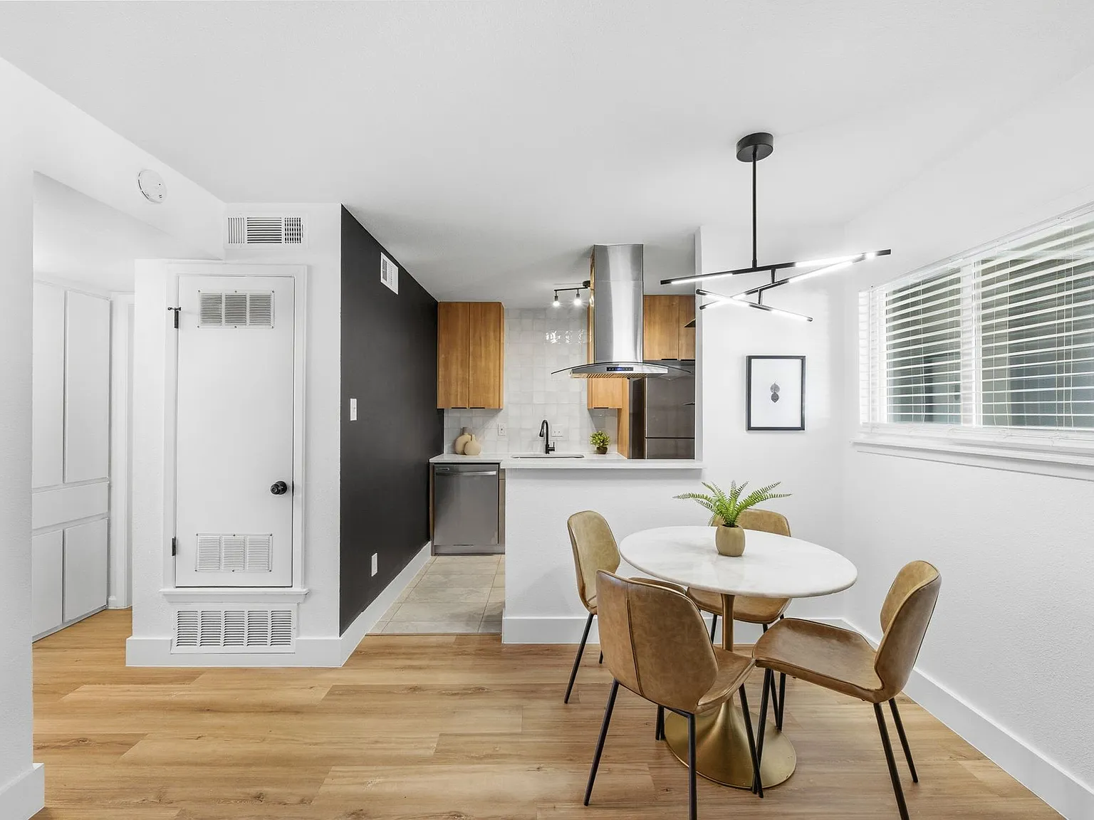 Cresthaus Apartments — Photo 1