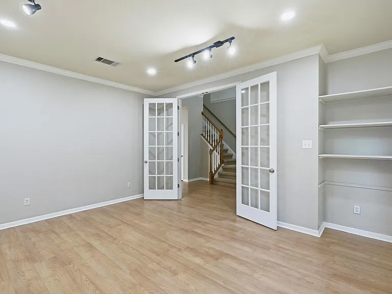 2913 Winchester Dr — Photo 6