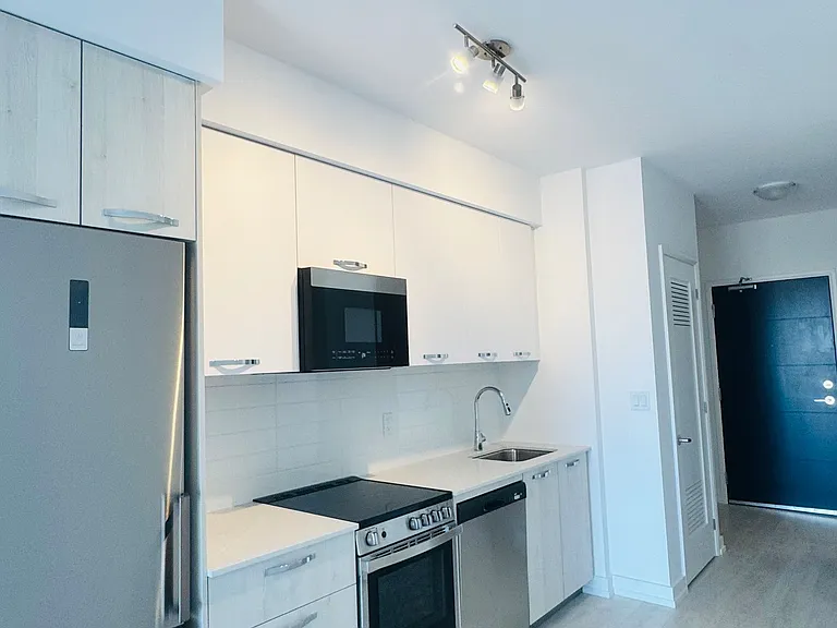 75 James St S #1308 — Photo 12