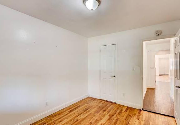3rd image of 943 Magenta St