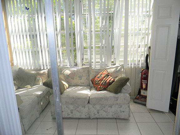 4th image of 108 NE 20th Ave APT 204