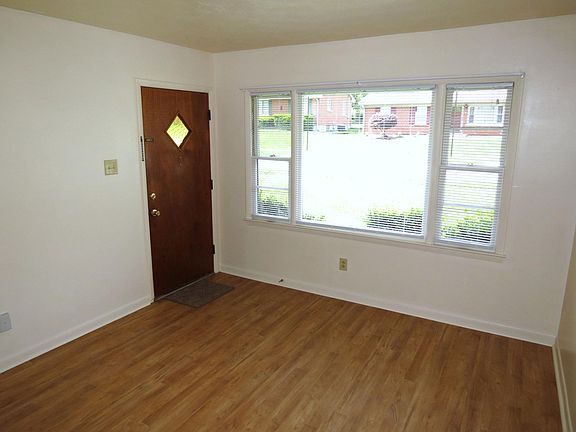 5th image of 653 Rosewood Dr #A
