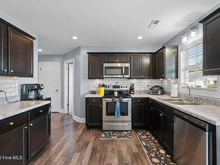 301 Pine Ridge Ln — Photo 9