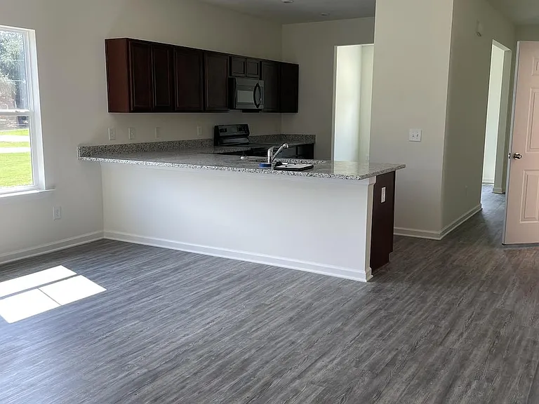 1502 Valley Brook Dr SW — Photo 2