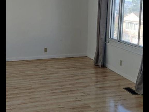 5th image of 136 Marbly Ave #1