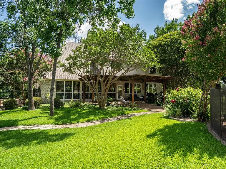 3933 Bordeaux Cir — Photo 33