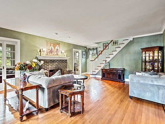 4th image of 46 Woodbine Ave