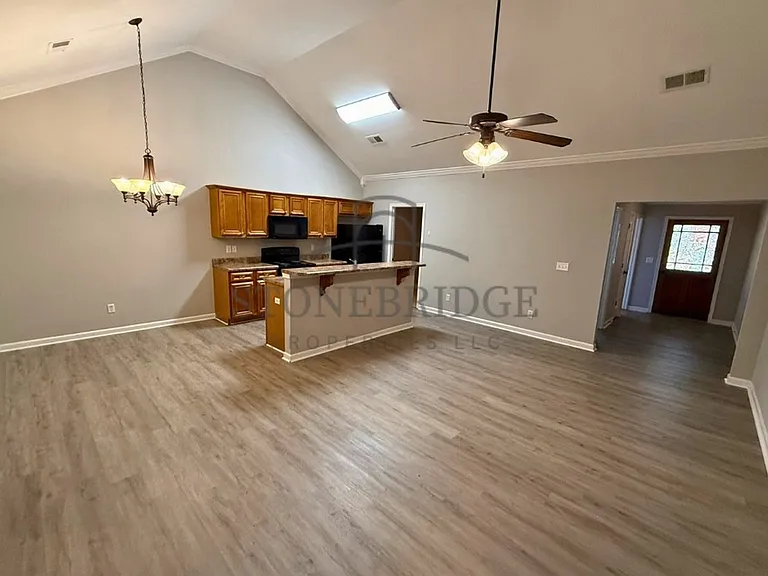 133 Danbury Ln — Photo 2