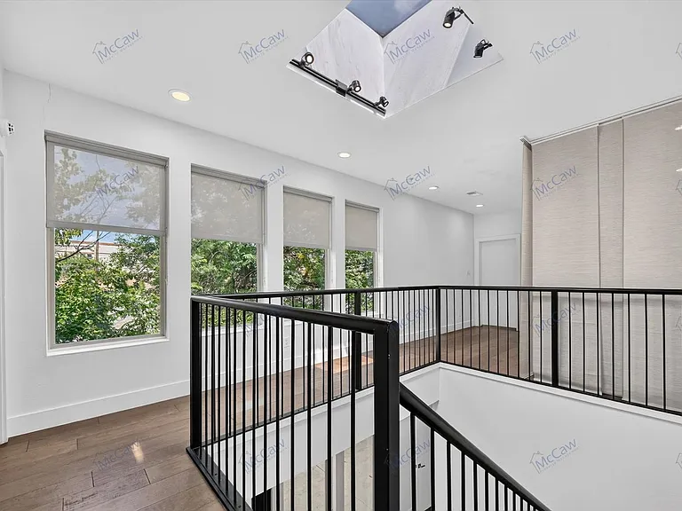 4413 Roseland Ave — Photo 8