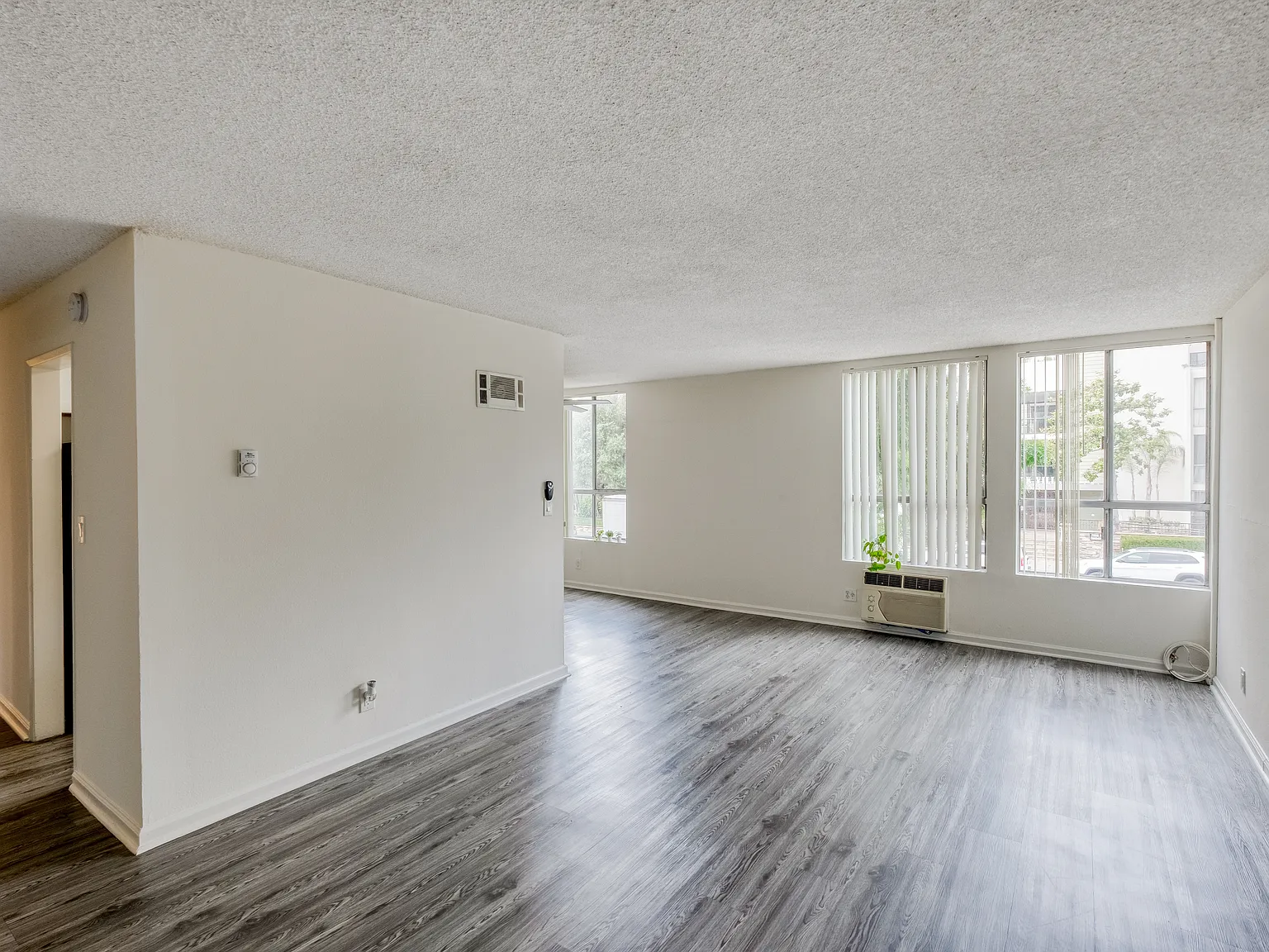 526 Ardmore — Photo 2