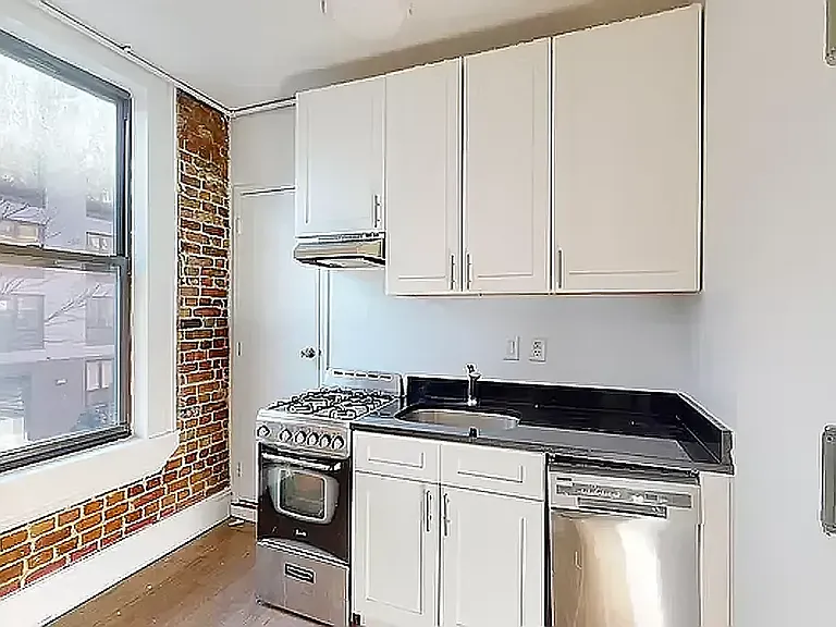 150 E 3rd St #6 — Photo 4