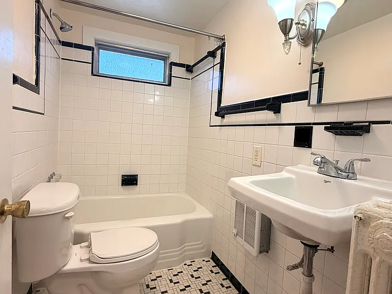 321 W Burke St #4 — Photo 7