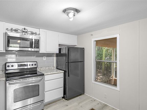 5th image of 137 Rosemond St