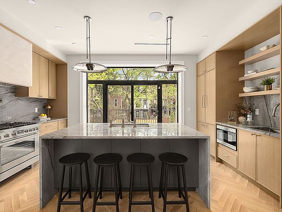 5th image of 826 Putnam Ave