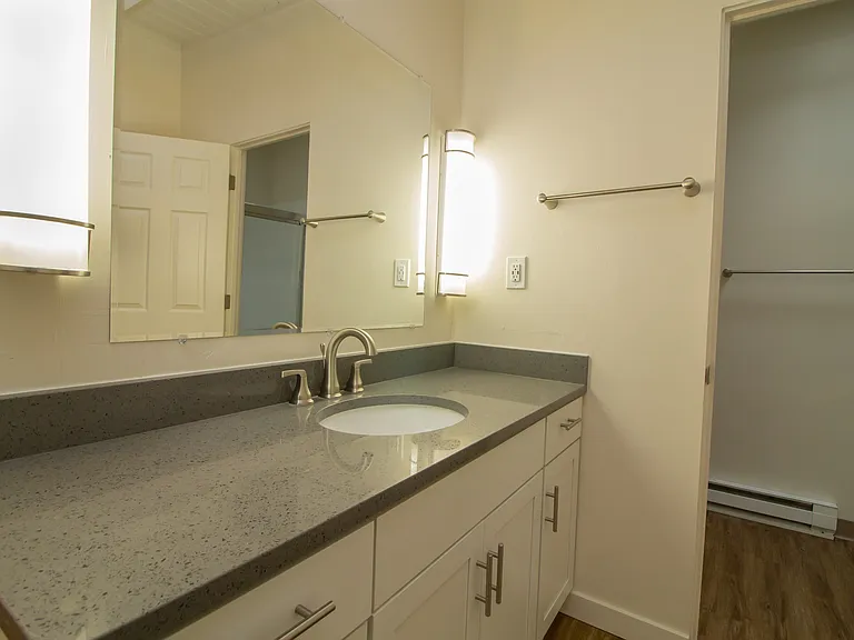 Tahitian Terrace Apartments — Photo 5