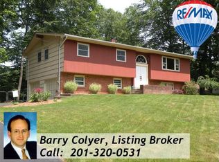 15 Commanche Trl, Oakland, NJ 07436