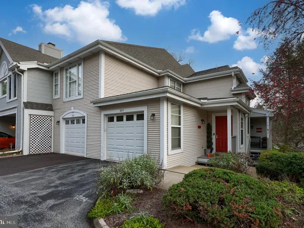 808 Country Place Dr, Lancaster, PA 17601