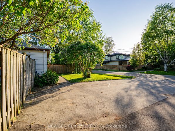1070 Pelham Ave, Mississauga, ON L5E 1L2