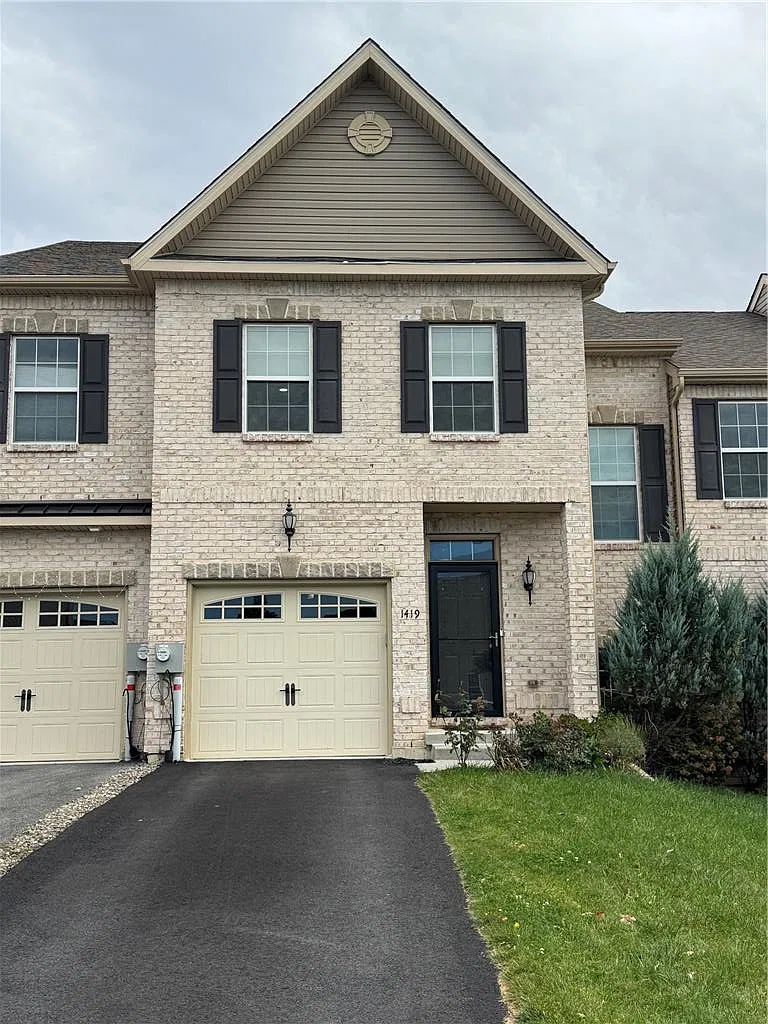 3 bed, 2.5 bath, 2139 sqft, $2,800 — Photo 1