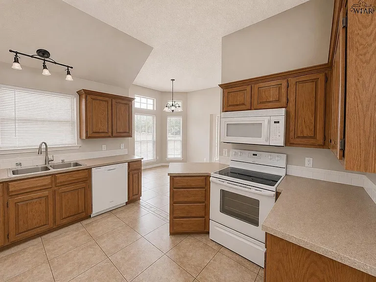 5201 Pebblestone Dr — Photo 10