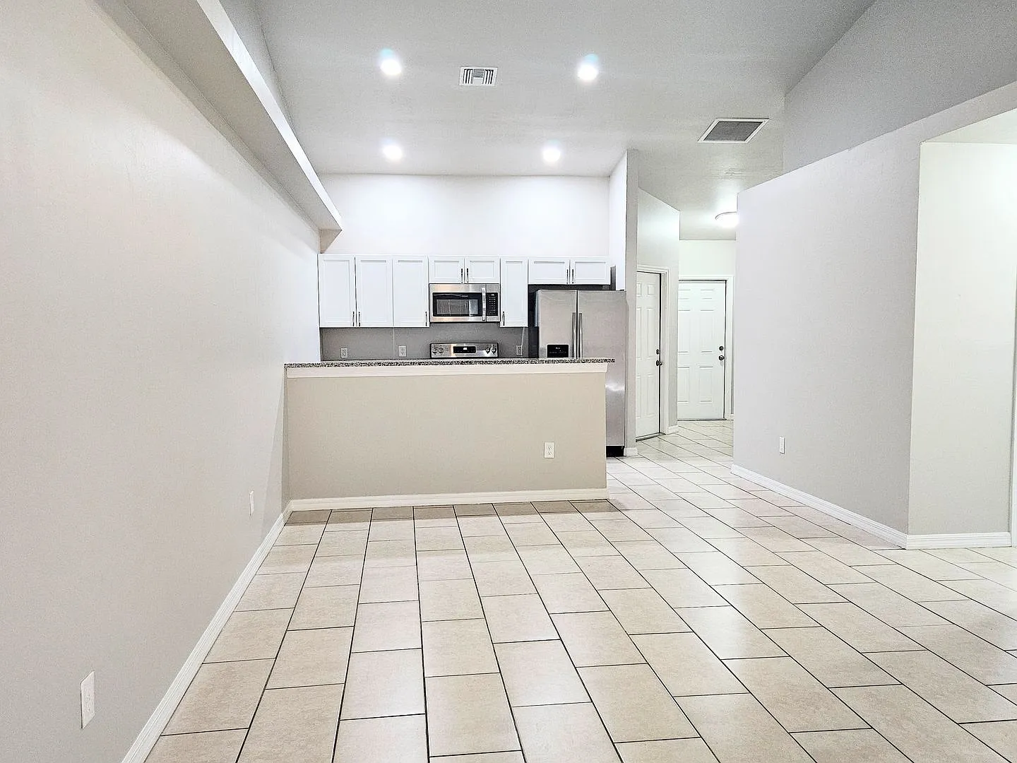 Like New 3 bedroom, 2bath 1 car garage — Photo 3