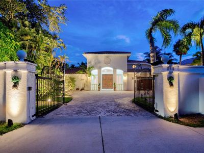 548 Siesta Dr, Sarasota, FL, 34242