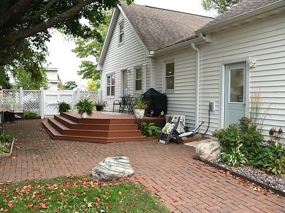 2nd image of 914 3rd Ave E