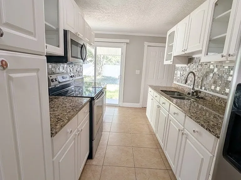 7308 Alvina St — Photo 4