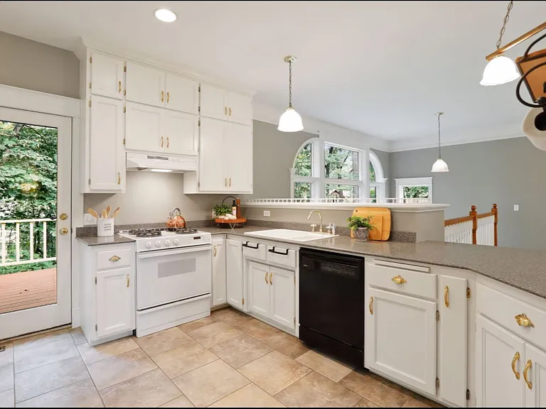 119 Pleasant Ln E — Photo 14