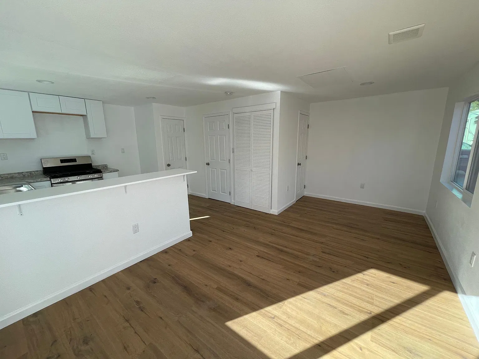 Studio, 400 sqft, $1,300 — Photo 4