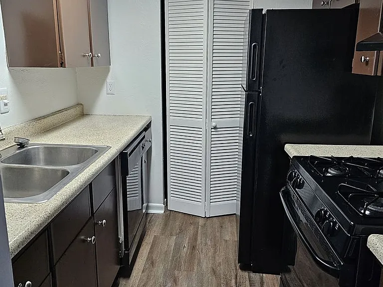 Hillcrest Apartments — Photo 18