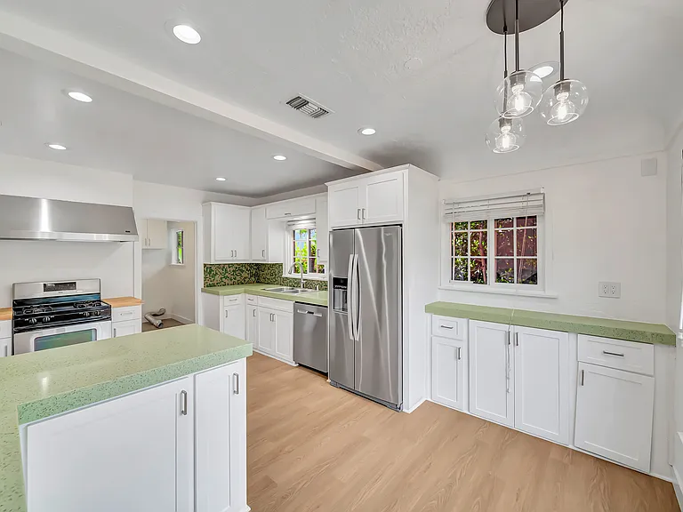 546 S Beachwood Dr — Photo 21