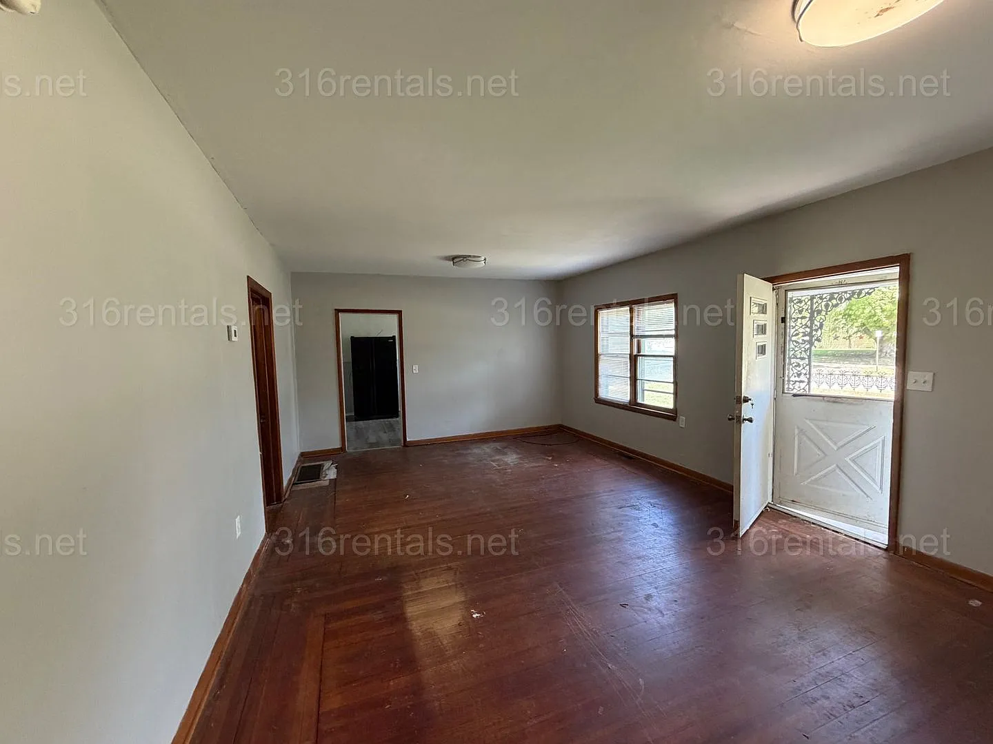 $1299 - 3 bed 1 bath - Single Family Home — Photo 3