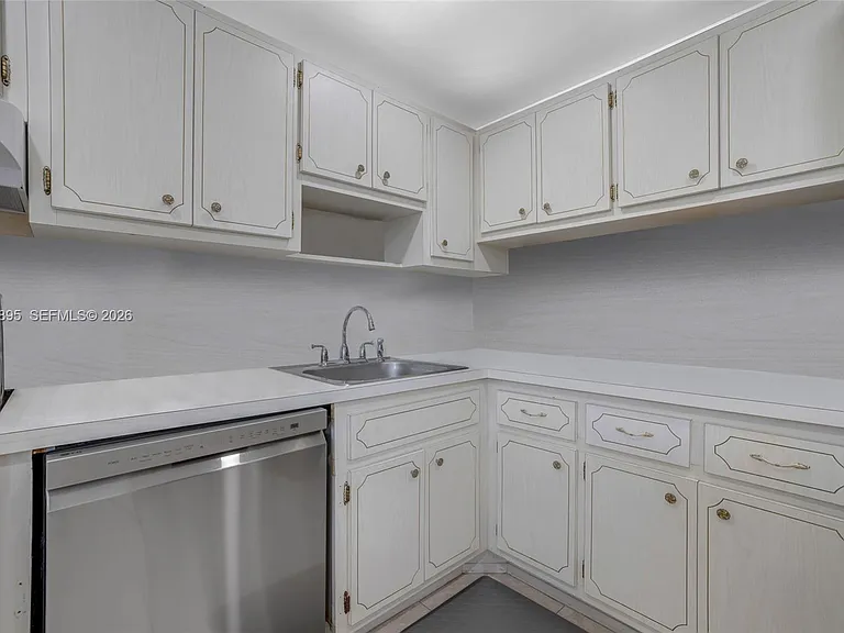 950 Hillcrest Dr #212 — Photo 18
