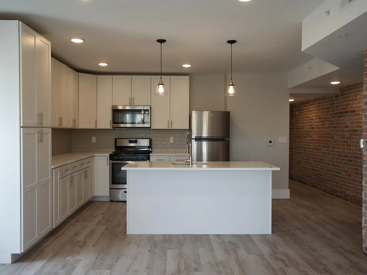 1 bed, 1.5 bath, 1000 sqft, $1,650 — Photo 1