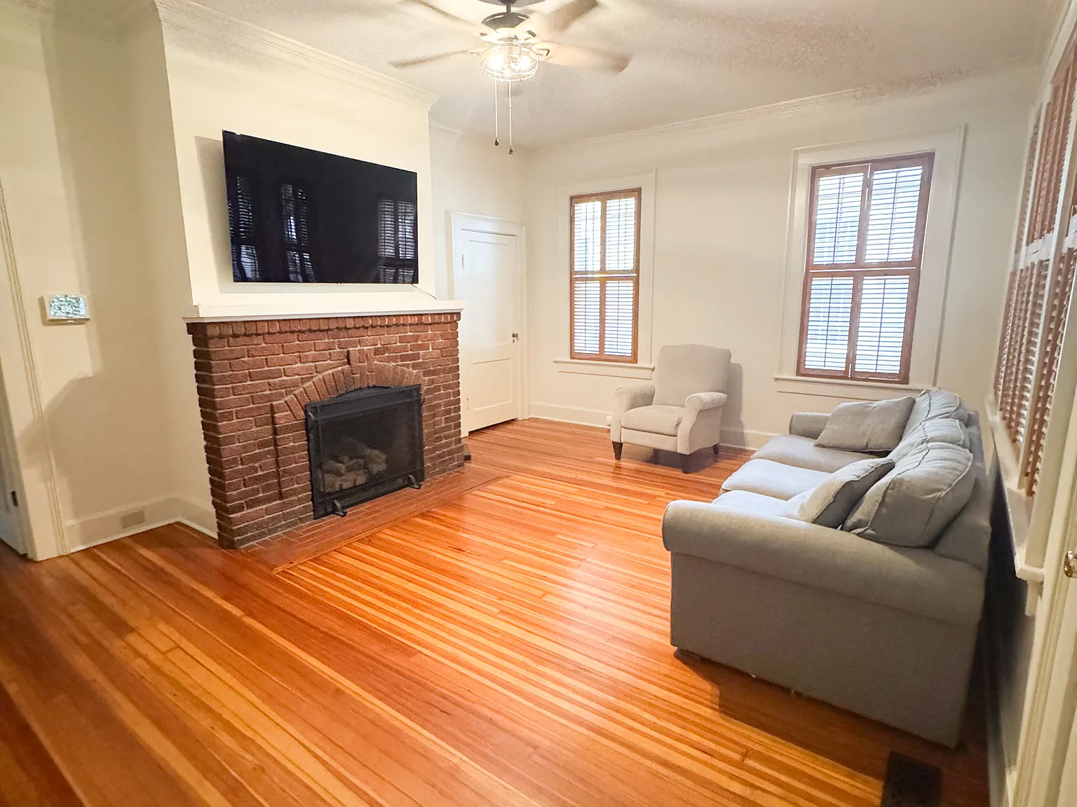 Charming Historic 2 bed/ 2 bath duplex - downstairs unit — Photo 4