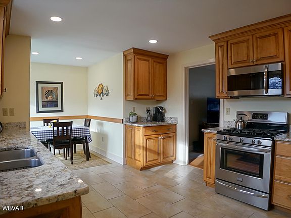 2nd image of 1202 N Hillview St