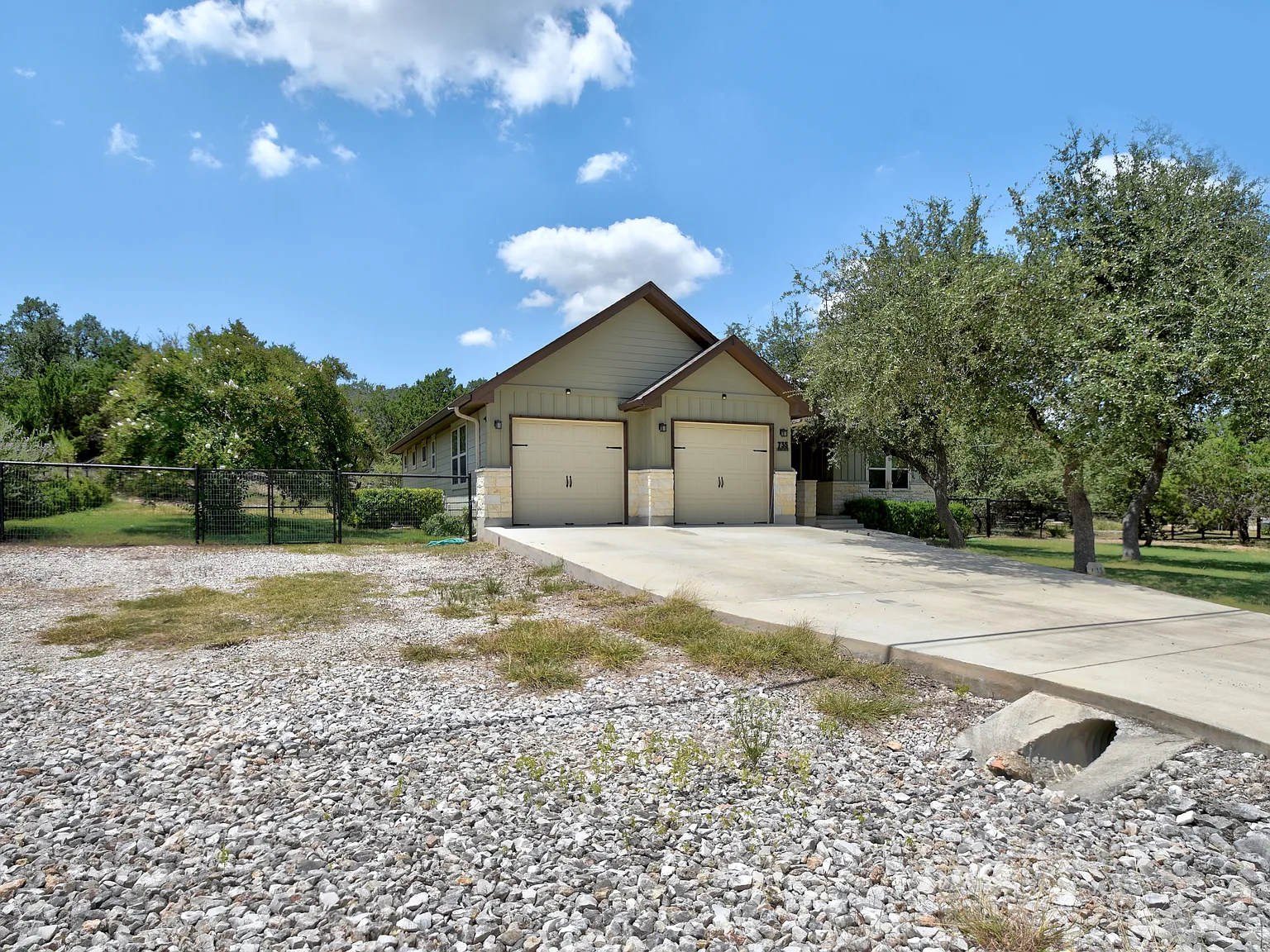 3 bed, 1928 sqft, $2,400 — Photo 3