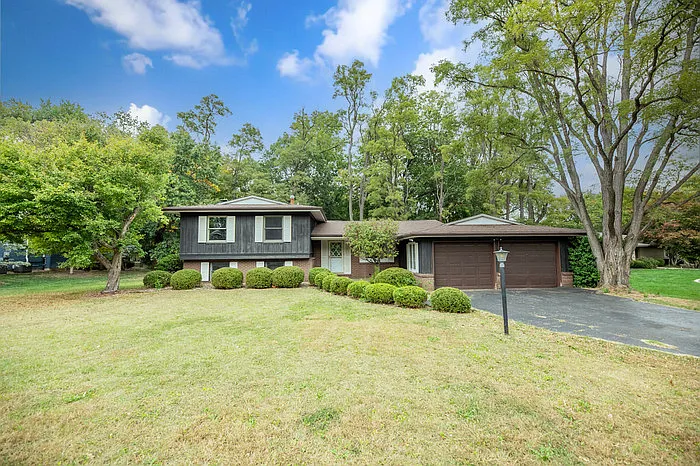 9019 N Locust Ln photo 1