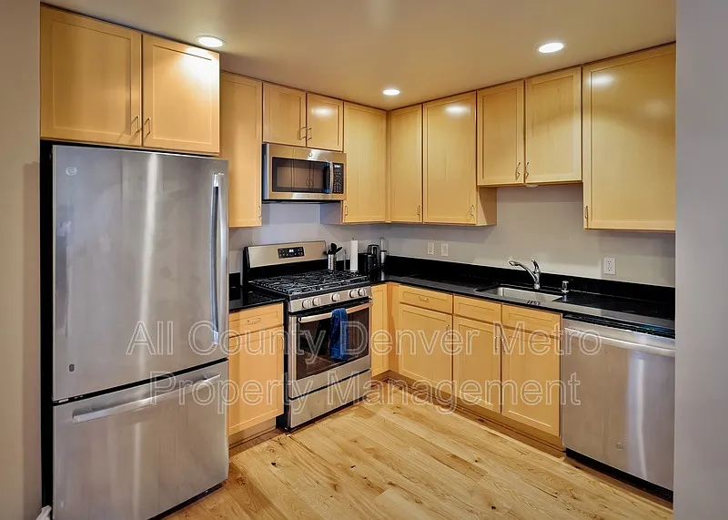 2 bed, 2.0 bath, 970 sqft, $2,195 — Photo 2