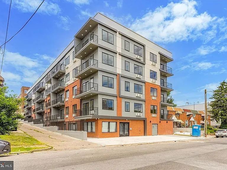 402 E Walnut Ln #4B — Photo 5