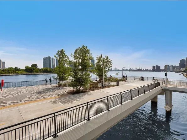 45 Sutton Place South image 14 of 18