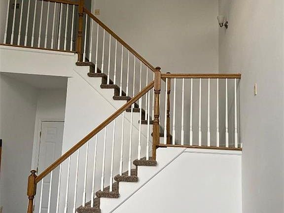 5th image of 33 Marion Dr