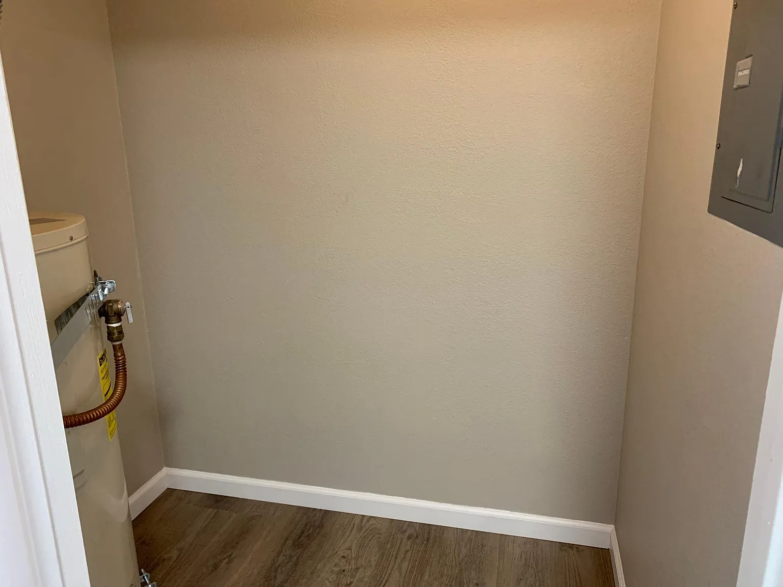 230 Garden Ct — Photo 3