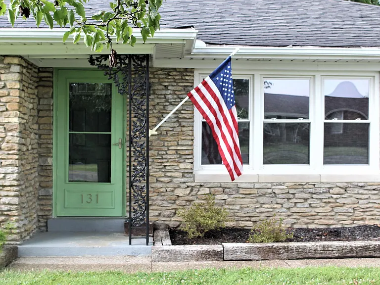 131 Hill N Dale Rd — Photo 1