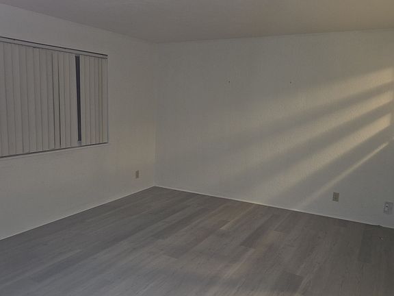 Living room approximately 12'x18'