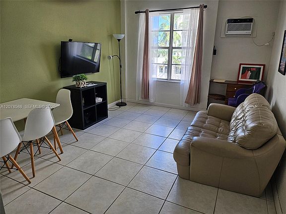 5th image of 3030 Collins Ave APT 4B