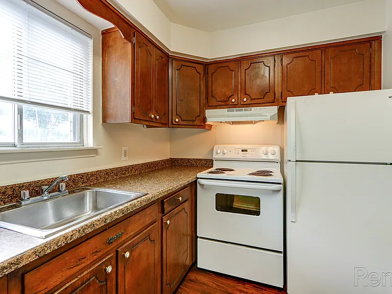 Georgetown Manor — Photo 9