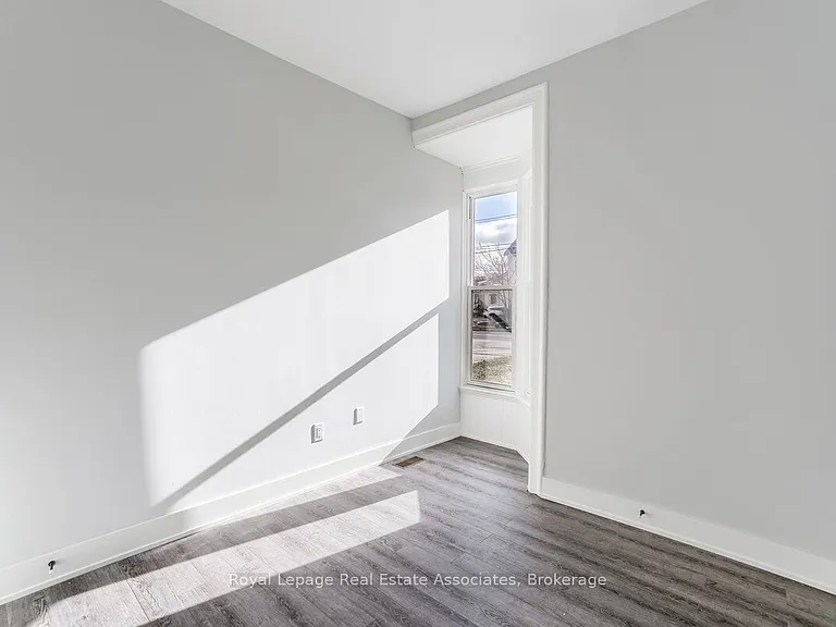 39 Welland Ave S #2 — Photo 10