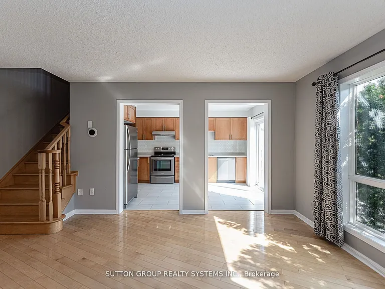 1152 Riddell Cres — Photo 6